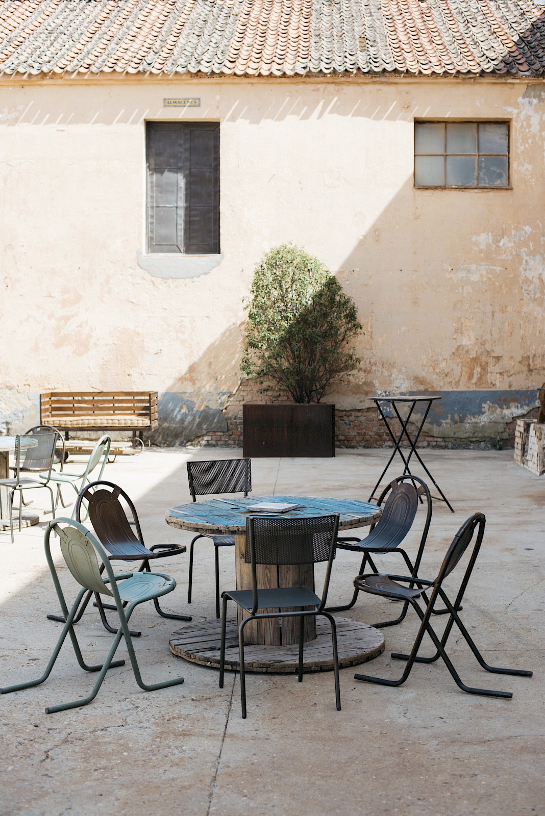 Innenhof mit Tischen und Stühlem im italienischen Flair