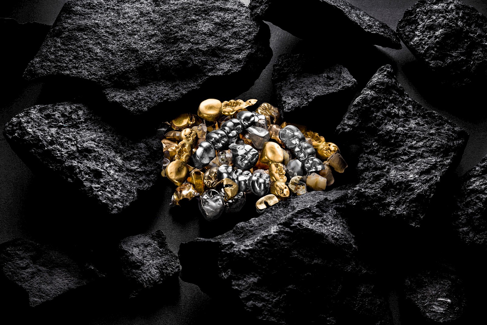 Imagefotografie von Münzen und Goldbarren zum Thema Kohle